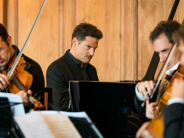 Hochkonzentriert: Pianist Oliver Schnyder spielt gemeinsam mit den Stimmführern des Luzerner Symphonieorchesters.