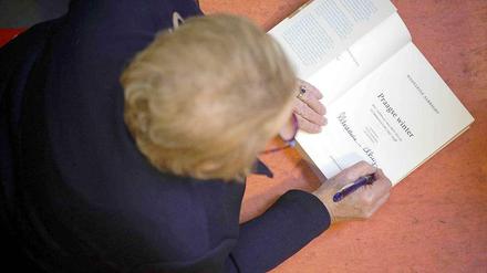 Madeleine Albright unterzeichnet die holländische Fassung ihres Buches "Winter in Prag" in Den Haag.
