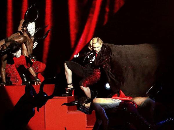 Madonna erlitt bei dem Sturz bei den Brit Musik Awards eine Po-Prellung. Oder, laut anderen Quellen, ein kleines Schleudertrauma.