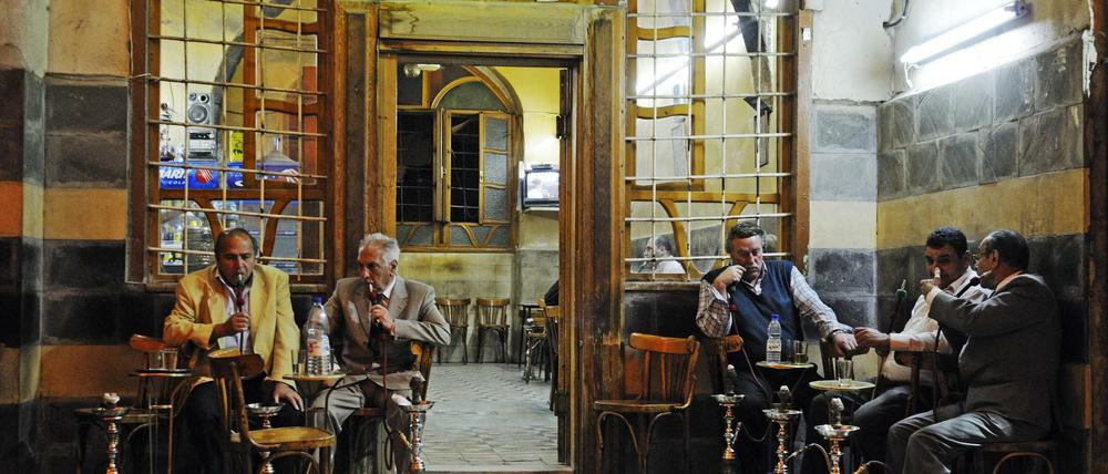 Männer mit Wasserpfeife in einem Café irgendwo in der Altstadt von Damaskus, 2009. Suleman Taufiq setzt der Kultur des Caféhauses in Syrien ein literarisches Denkmal.