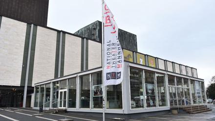 Langzeitprojekte mit Team, Bürgern und Flüchtlingen. Blick auf den Eingangsbereich des Nationaltheaters in Mannheim.