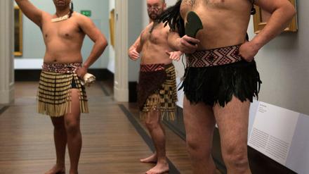 Rituelle Einsegnung der Maori-Porträts durch Nachfahren in der Neuen Nationalgalerie.