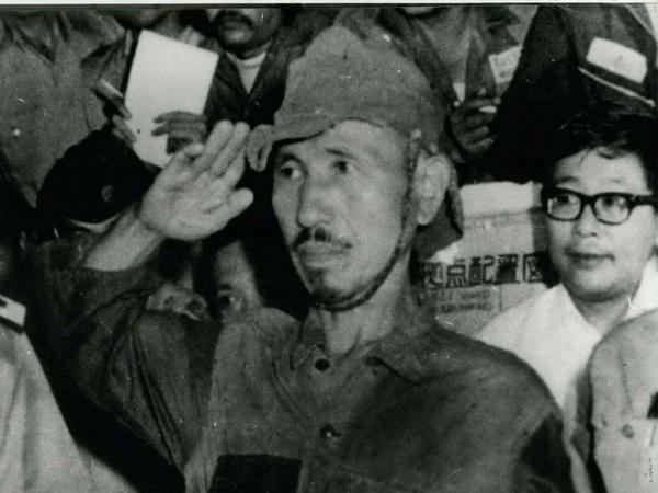 Kapitulation nach 29 Jahren. Hiroo Onoda nach seiner Ankunnft in Tokio 1974. 