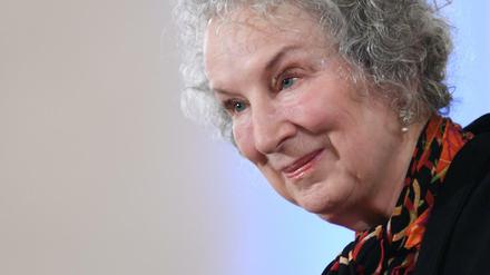 Margaret Atwood, 77, blickt bei der Verleihung des Friedenspreises des Deutschen Buchhandels in der Paulskirche in Frankfurt am Main nach ihrer Dankesrede in die Runde. 