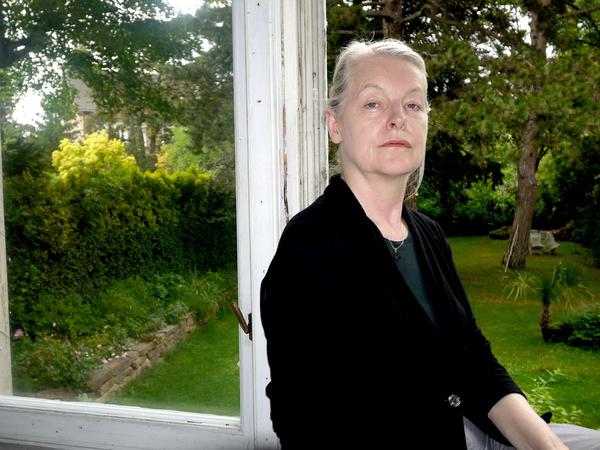 Marlene Streeruwitz auf der Fensterbank ihres Wiener Hauses.