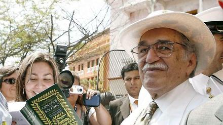 Gabriel García Márquez signiert sein Meisterwerk „Hundert Jahre Einsamkeit“.