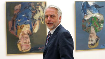 Martin Roth 2010 im Dresdner Albertinum vor Gemälden von Georg Baselitz. 