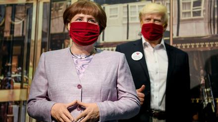 Die Figuren von Angela Merkel und Donald Trump tragen im Wachsfiguren Kabinett Madame Tussauds Mund-Nasen-Schutze. 