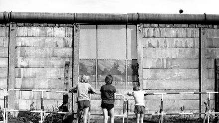 Kinder vor der Mauer 1973 im Märkischen Viertel in Berlin-Reineckendorf