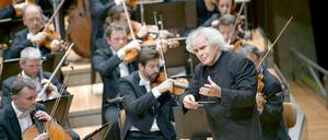 Simon Rattle dirigiert das Konzert zum 25. Jubiläum des Mauerfalls in der Philharmonie.
