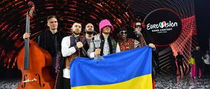  Das Kalush Orchestra aus der Ukraine feiert auf der Bühne nach seinem Sieg beim 66. jährlichen Eurovision Song Contest ESC 2022