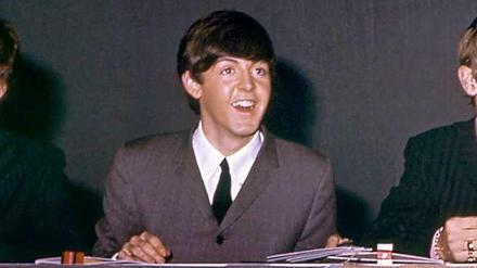 Paul McCartney 1964 im Kreise seiner Bandkollegen.