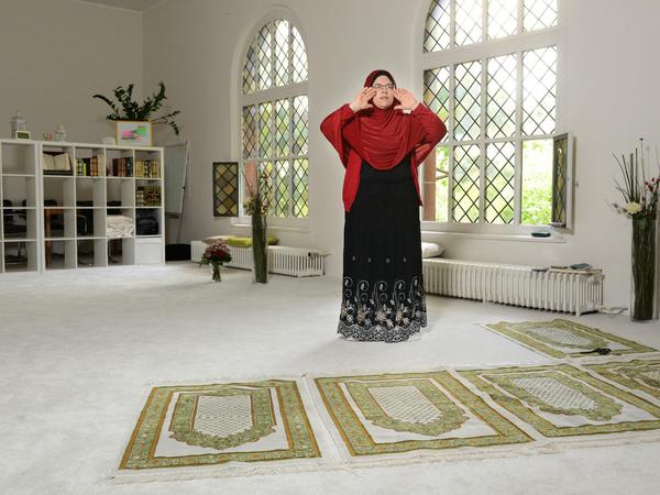 In der Ibn-Rushd-Goethe-Moschee ruft Susanne D. zum Gebet.