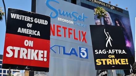 Mitglieder der SAG-AFTRA und der WGA Writers Guild of America streiken vor dem Netflix-Hauptquartier in Los Angeles.
