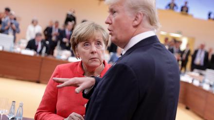 Die zugewandte Chefin, Angela Merkel, und der Mauernbauer, Donald Trump. 