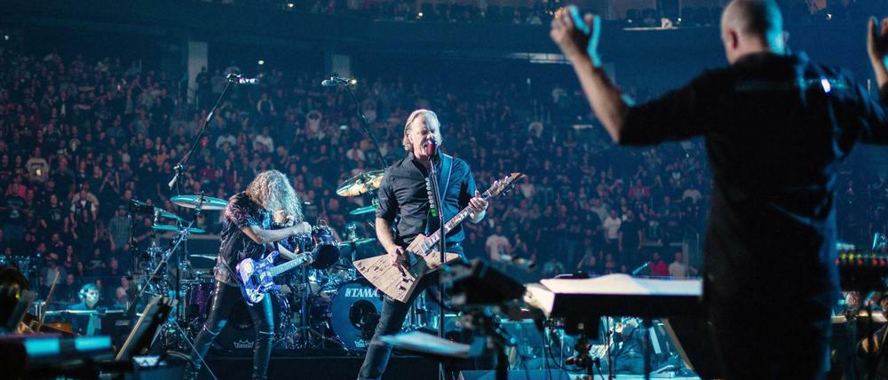 Metallica 2018 bei einem Auftritt zusammen mit dem San Francisco Symphony Orchester. Im Mittelpunkt: Sänger und Gitarrist James Hetfield