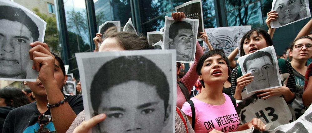 Vermisst. Der Roman spielt in der Provinz Guerrero, die als „gefährlichste“ Mexikos gilt. Hier sind 43 Studenten verschwunden. Hier ein Foto von Protesten vor der Generalstaatsanwaltschaft.