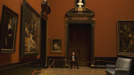 Anstelle der Gemälde beobachtet Museumswärter Johann (Bobby Sommer) lieber die Besucher.