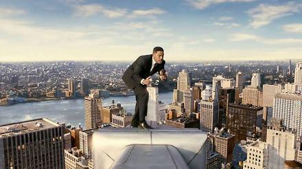 Rolle rückwärts. Agent J (Will Smith) katapultiert sich vom New Yorker Chrysler Building zurück in die sechziger Jahre, um in der Gegenwart eine Alien-Invasion stoppen zu können.