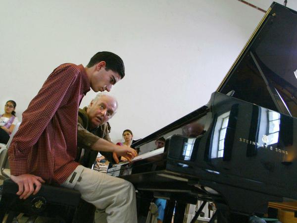 Daniel Barenboim übt mit einem jungen Musiker 2004 an der Friends Boys School in Ramallah in Palästina in einem Workshop für Palästinenser. 