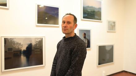 Mike Chick vor Bildern seiner Ausstellung "Oder-Neisse" in der Galerie im Tempelhof Museum.
