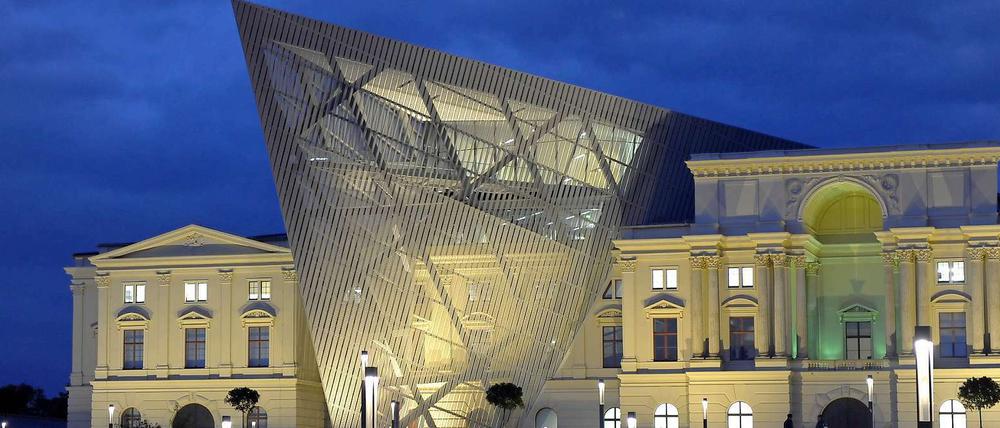 Gewagt ist die Neugestaltung des Militärhistorischen Museums in Dresden. Daniel Libeskind hat einen mächtigen Keil in die Gründerzeitfassade eingebaut. 
