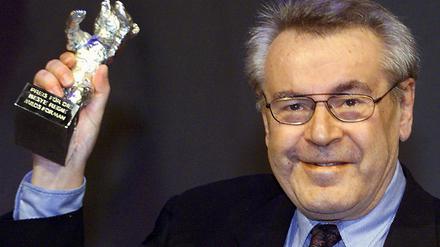 Milos Forman, tschechisch-amerikanischer Regisseur, hält bei den 50. Internationalen Filmfestspielen den Silbernen Bären in der Kategorie «Beste Regie», der ihm für seinen Film «Man on the Moon» verliehen wurde. 