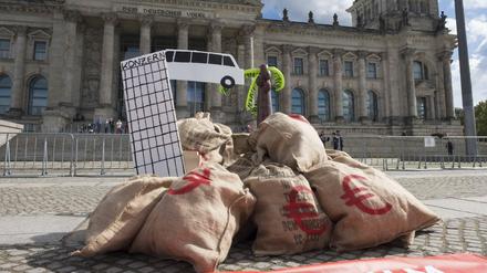 Für Gerechtigkeit im Land. Bundesweiter Aktionstag für Steuergerechtigkeit (2017) - auch vor dem Berliner Reichstag.