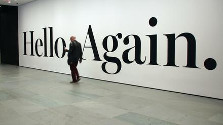 Wiedereröffnet. Im MoMA begrüßt „Hello Again“ von Haim Steinbach die Besucherinnen und Besucher. 