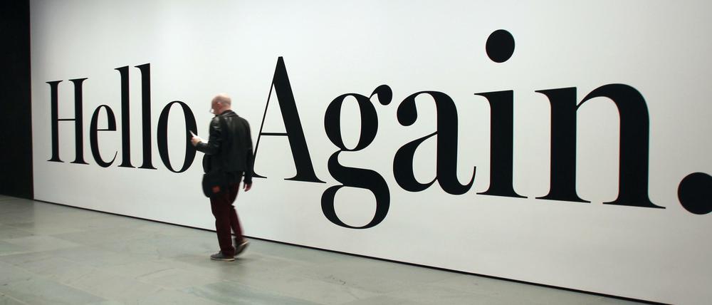 Wiedereröffnet. Im MoMA begrüßt „Hello Again“ von Haim Steinbach die Besucherinnen und Besucher. 