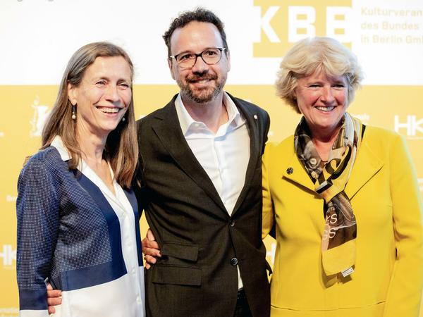 Carlo Chatrian und Mariette Rissenbeek (links) mit der Kulturstaatsministerin Monika Grütters.