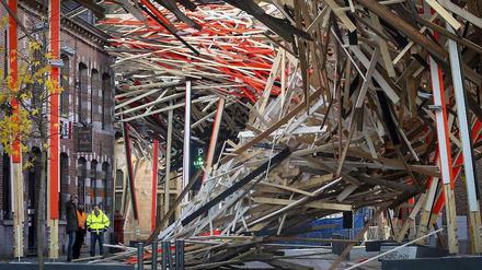 Arne Quinzes Freiluft-Installation "The Passenger" stürzte an Heiligabend im belgischen Mons in sich zusammen.