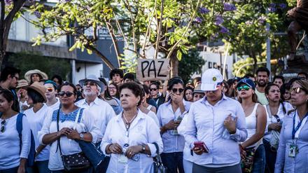 Zahlreiche Menschen fordern in Guadalajara «Frieden» bei einem Protest nach dem Mord dreier Filmstudenten.