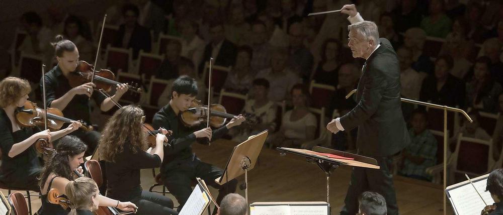 Löwenbändiger. Dirigent Milan Turkovic und das Moritzburg Festival Orchester beim Festival "Young Euro Classic".