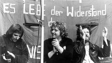 Walter Mossmann (links) mit Studentenführer Rudi Dutschke (l) und Daniel Cohn-Bendit bei einer Protestveranstaltung gegen in Spanien verhängte Todesurteile am 19. Oktober 1975 in Offenbach