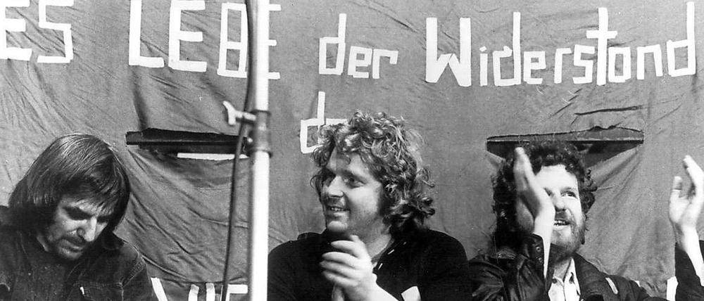 Walter Mossmann (links) mit Studentenführer Rudi Dutschke (l) und Daniel Cohn-Bendit bei einer Protestveranstaltung gegen in Spanien verhängte Todesurteile am 19. Oktober 1975 in Offenbach