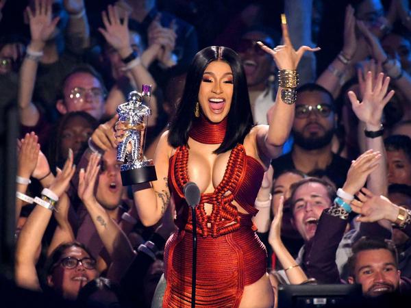Die New Yorker Rapperin Cardi B bedankt sich für ihre Auszeichnung für das Beste Hip-Hop-Video bei den MTV Video Music Awards.