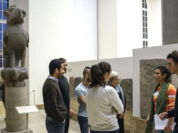 Auch das Vorderasiatische Museum ist in das Multaka-Projekt einbezogen. Der Greif aus dem syrischen Tell Halaf (links im Bild) erinnert an die alte Heimat. 
