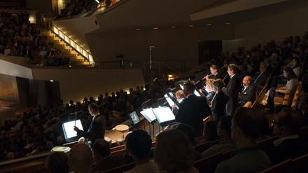 Musiker der Staatskapelle Berlin am Samstag Abend in der Philharmonie bei "Rituel" von Pierre Boulez.