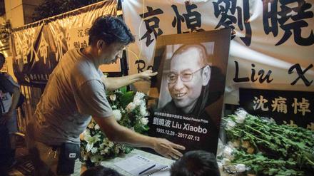 Trauerbekundungen für den Friedensnobelpreisträger Liu Xiaobo wie hier in Hongkong sind im Internet in China verboten. Die Zensoren arbeiten auf Hochtouren. 