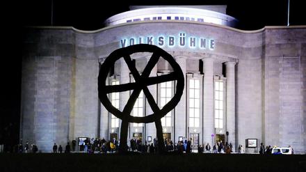 Die Volksbühne und ihr Wahrzeichen. Das berühmte Rad am Rosa-Luxemburg-Platz.