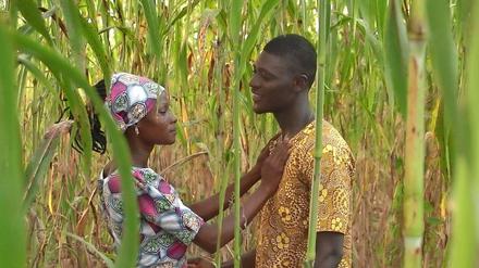 Felicia Awinbe als Comfort und Jacob Ayanaba als Idrissu im ghanaischen Film "Nakom".