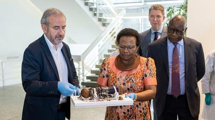 Stiftungspräsident Hermann Parzinger und Esther Moombolah, Direktorin des Nationalmuseums in Namibia, packen eine Puppe in die Transportkiste.