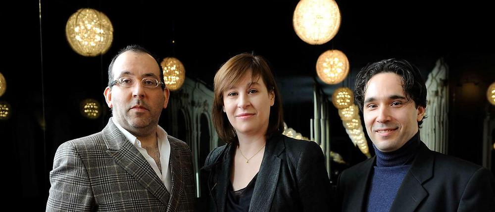 Die Leitung an der Komischen Oper: Intendant Barrie Kosky (l.), Geschäftsführende Direktorin Susanne Moser und Chefdirigent Henrik Nánási.