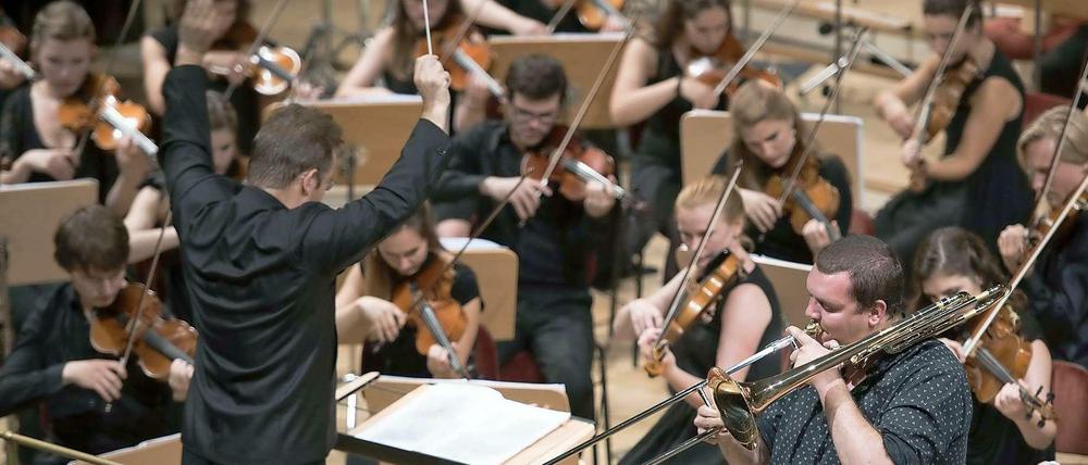 Das Nationaal Jeugd Orkest Symphony Orchestra mit Dirigent Antony Hermus und dem Solisten Sebastian Kemner