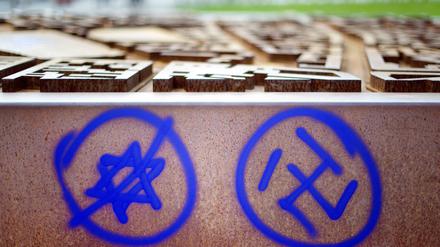 Antisemitsmus von rechts: Ein durchgestrichener Davidstern und ein Hakenkreuz an einer Gedenkstätte am Berliner Nordbahnhof.