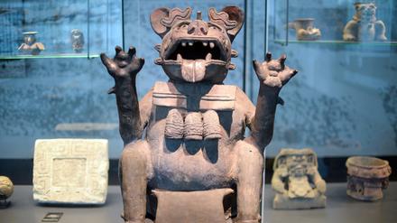 Steh uns bei. Die Skulptur eines altmexikanischen Fledermausgottes stammt aus dem Ethnologischen Museum Berlins.
