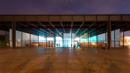 Die Neue Nationalgalerie bei Nacht.
