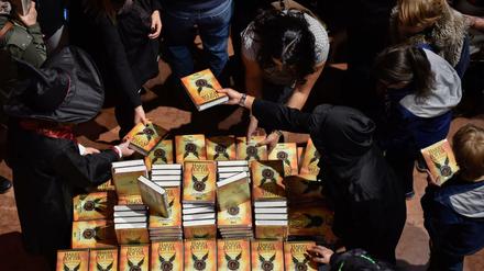 Mitarbeiter des Kulturkaufhauses Dussmann verteilten in der Nacht zum Samstag den neuen Harry-Potter-Roman. Das Buch mit dem Titel "Harry Potter und das verwunschene Kind" ist seit Mitternacht erhältlich.