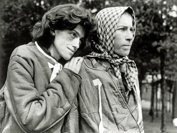 Zwei weibliche Überlebende am 15. April 1945 im befreiten KZ Bergen-Belsen.